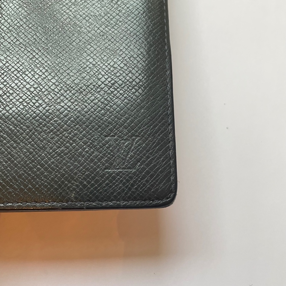 Louis Vuitton Taiga Leather Bifold Wallet/Passport Holder Unisex - Picture 8 of 15